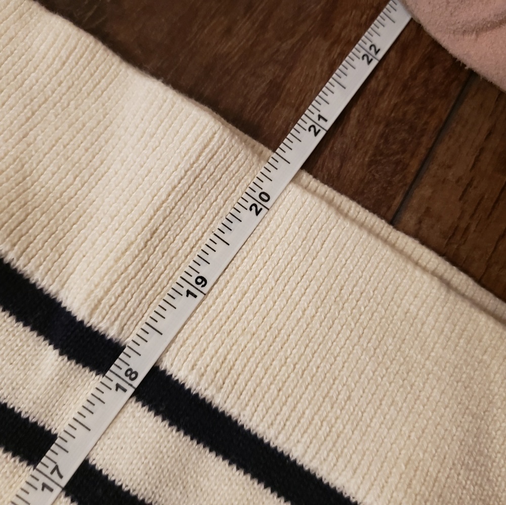 Cropped Striped Sweater - Picture 4 of 4